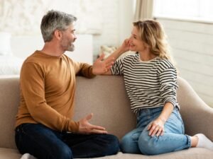 Nobriedis pāris sarunājas, mēģinot saprast attiecību problēmas un partneru saderību.
